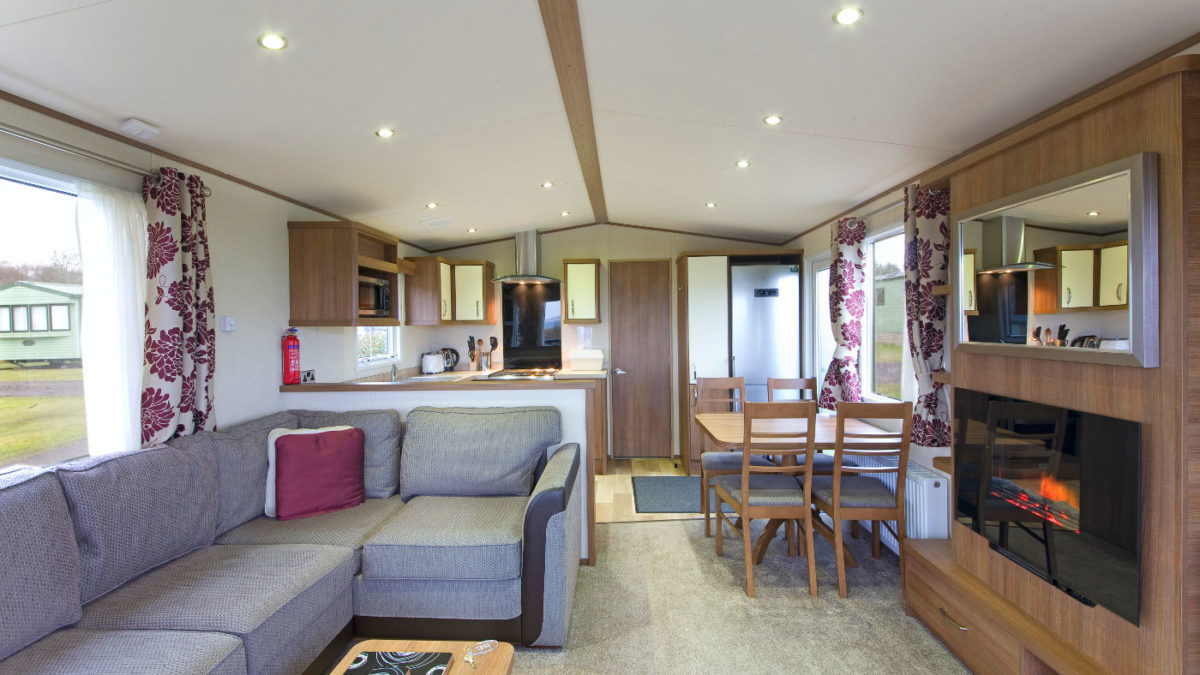 Summerbreeze-front-room-and-kitchen-Oban-Scotland-1200×675